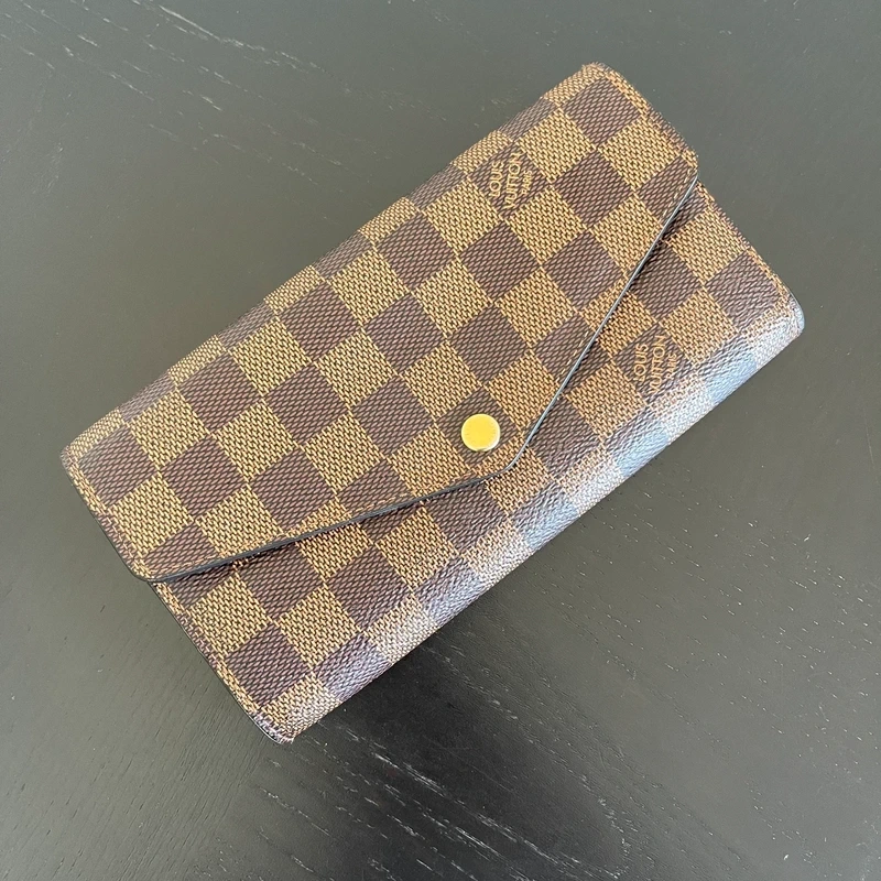 LOUIS VUITTON PORTEFEUILLE SARAH EEN TOILE DAMIER EBENE. LUXE DE SECONDE MAIN AUTHENTIQUE. SAC D'OCCASION PAS CHER CERTIFICAT D'AUTHENTICITE ENTRUPY