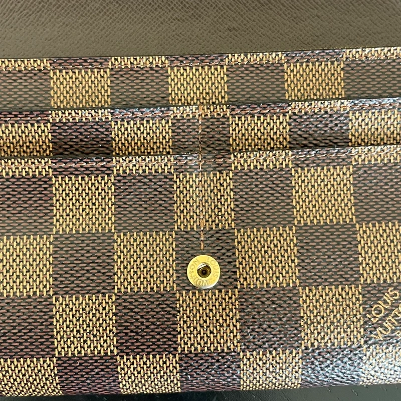LOUIS VUITTON PORTEFEUILLE SARAH EEN TOILE DAMIER EBENE. LUXE DE SECONDE MAIN AUTHENTIQUE. SAC D'OCCASION PAS CHER CERTIFICAT D'AUTHENTICITE ENTRUPY