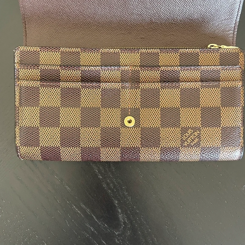 LOUIS VUITTON PORTEFEUILLE SARAH EEN TOILE DAMIER EBENE. LUXE DE SECONDE MAIN AUTHENTIQUE. SAC D'OCCASION PAS CHER CERTIFICAT D'AUTHENTICITE ENTRUPY