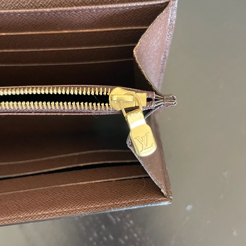 LOUIS VUITTON PORTEFEUILLE SARAH EEN TOILE DAMIER EBENE. LUXE DE SECONDE MAIN AUTHENTIQUE. SAC D'OCCASION PAS CHER CERTIFICAT D'AUTHENTICITE ENTRUPY