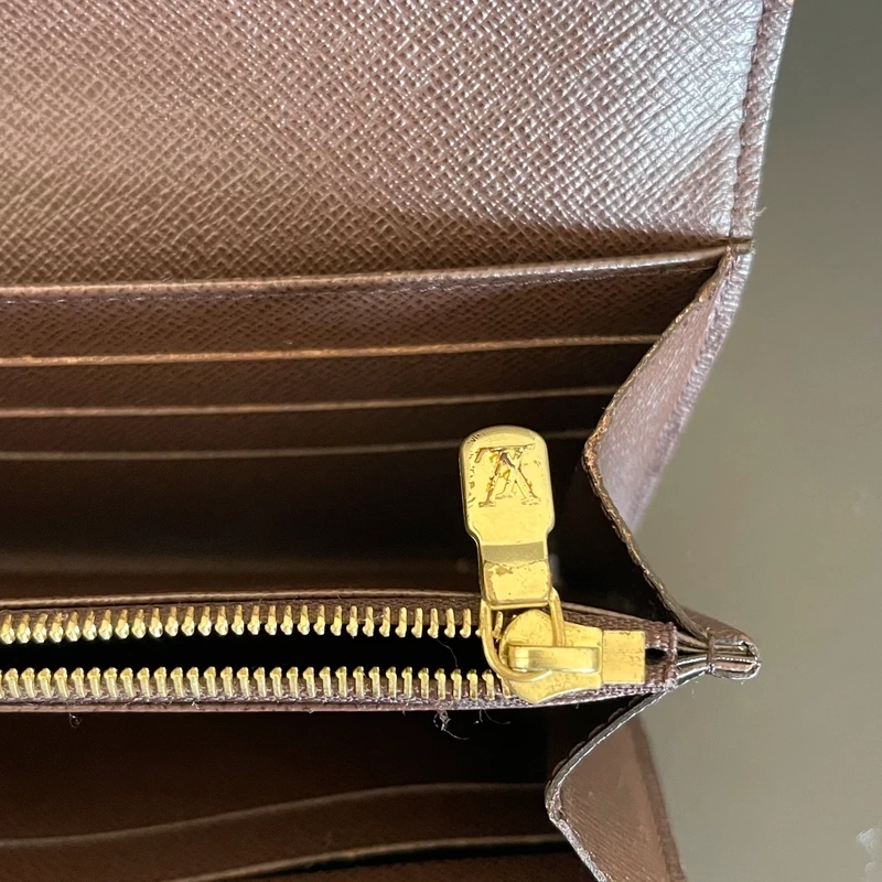 LOUIS VUITTON PORTEFEUILLE SARAH EEN TOILE DAMIER EBENE. LUXE DE SECONDE MAIN AUTHENTIQUE. SAC D'OCCASION PAS CHER CERTIFICAT D'AUTHENTICITE ENTRUPY