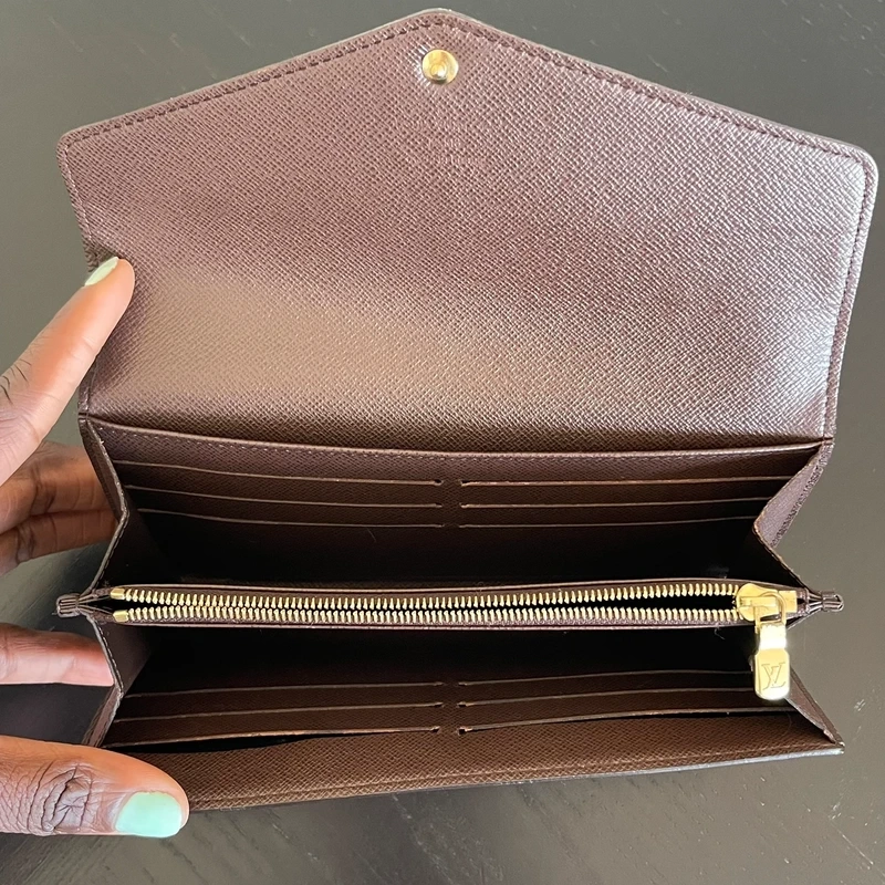 LOUIS VUITTON PORTEFEUILLE SARAH EEN TOILE DAMIER EBENE. LUXE DE SECONDE MAIN AUTHENTIQUE. SAC D'OCCASION PAS CHER CERTIFICAT D'AUTHENTICITE ENTRUPY