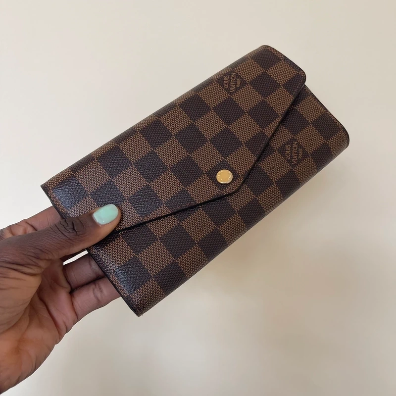 LOUIS VUITTON PORTEFEUILLE SARAH EEN TOILE DAMIER EBENE. LUXE DE SECONDE MAIN AUTHENTIQUE. SAC D'OCCASION PAS CHER CERTIFICAT D'AUTHENTICITE ENTRUPY