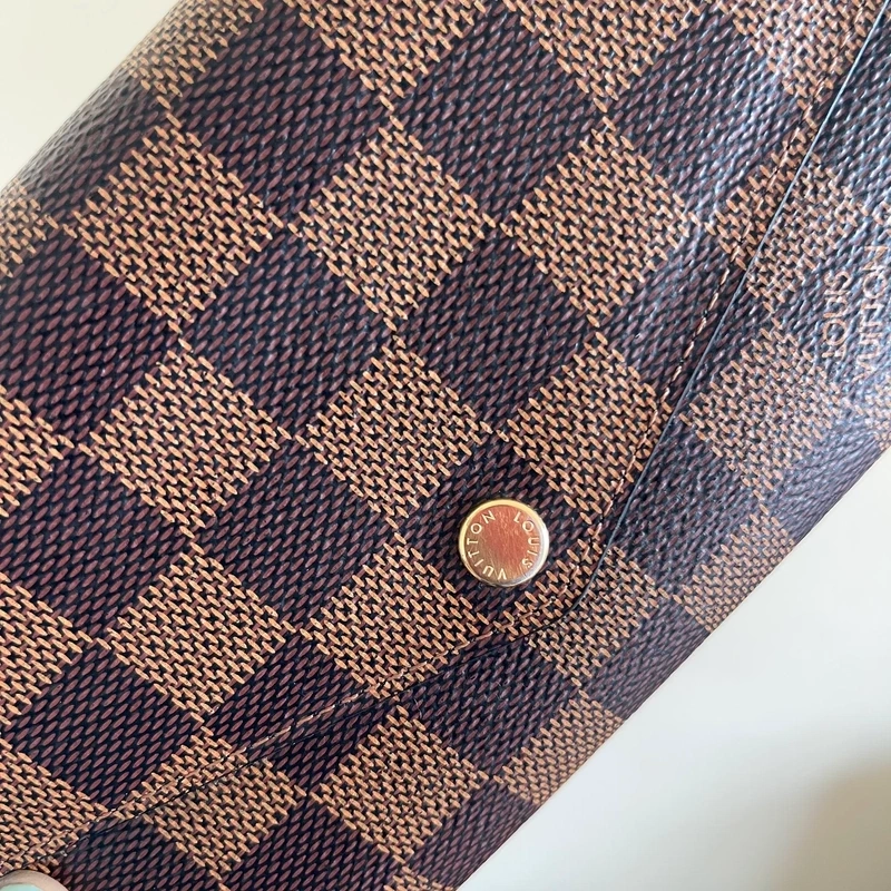 LOUIS VUITTON PORTEFEUILLE SARAH EEN TOILE DAMIER EBENE. LUXE DE SECONDE MAIN AUTHENTIQUE. SAC D'OCCASION PAS CHER CERTIFICAT D'AUTHENTICITE ENTRUPY
