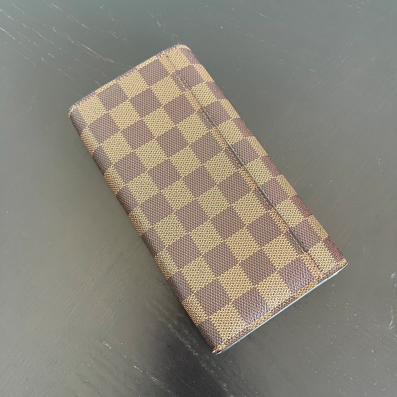 LOUIS VUITTON PORTEFEUILLE SARAH EEN TOILE DAMIER EBENE. LUXE DE SECONDE MAIN AUTHENTIQUE. SAC D'OCCASION PAS CHER CERTIFICAT D'AUTHENTICITE ENTRUPY