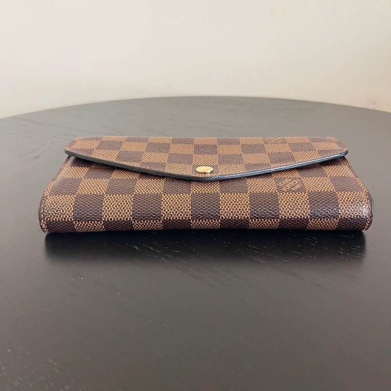 LOUIS VUITTON PORTEFEUILLE SARAH EEN TOILE DAMIER EBENE. LUXE DE SECONDE MAIN AUTHENTIQUE. SAC D'OCCASION PAS CHER CERTIFICAT D'AUTHENTICITE ENTRUPY