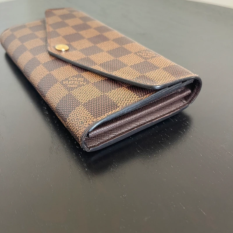 LOUIS VUITTON PORTEFEUILLE SARAH EEN TOILE DAMIER EBENE. LUXE DE SECONDE MAIN AUTHENTIQUE. SAC D'OCCASION PAS CHER CERTIFICAT D'AUTHENTICITE ENTRUPY