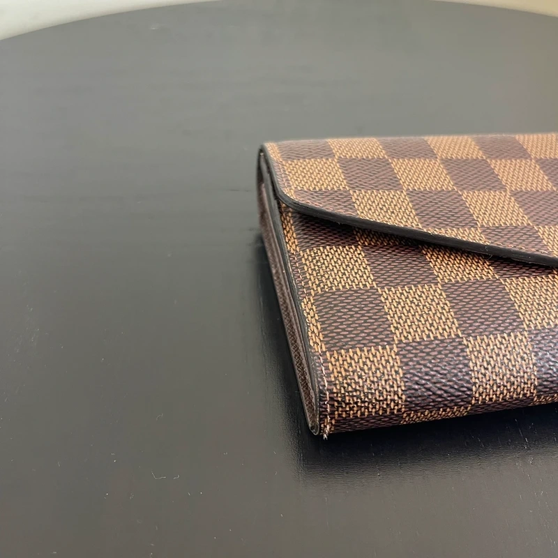 LOUIS VUITTON PORTEFEUILLE SARAH EEN TOILE DAMIER EBENE. LUXE DE SECONDE MAIN AUTHENTIQUE. SAC D'OCCASION PAS CHER CERTIFICAT D'AUTHENTICITE ENTRUPY