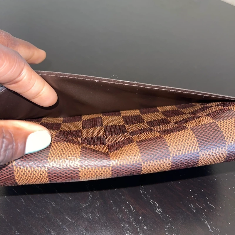 LOUIS VUITTON PORTEFEUILLE SARAH EEN TOILE DAMIER EBENE. LUXE DE SECONDE MAIN AUTHENTIQUE. SAC D'OCCASION PAS CHER CERTIFICAT D'AUTHENTICITE ENTRUPY