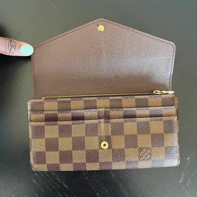 LOUIS VUITTON PORTEFEUILLE SARAH EEN TOILE DAMIER EBENE. LUXE DE SECONDE MAIN AUTHENTIQUE. SAC D'OCCASION PAS CHER CERTIFICAT D'AUTHENTICITE ENTRUPY