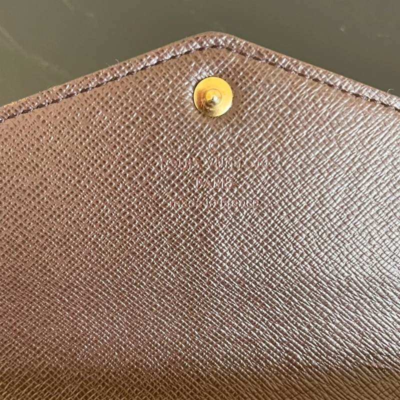 LOUIS VUITTON PORTEFEUILLE SARAH EEN TOILE DAMIER EBENE. LUXE DE SECONDE MAIN AUTHENTIQUE. SAC D'OCCASION PAS CHER CERTIFICAT D'AUTHENTICITE ENTRUPY