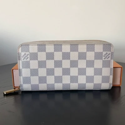 Louis Vuitton portefeuille zippy damier azur LUXE DE SECONDE MAIN AUTHENTIQUE CERTIFICAT D'AUTHENTICITE ENTRUPY. SAC DE LUXE D'OCCASION PAS CHER LOUIS VUITTON FULL SET.