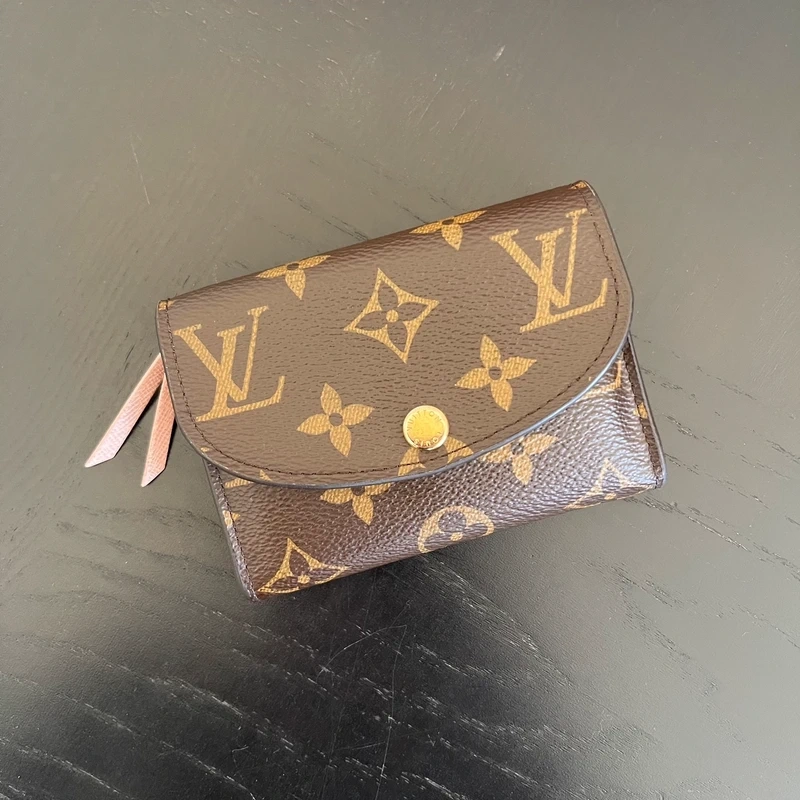 Louis Vuitton portefeuille Rosalie monogram ballerine. Luxe de seconde main authentique