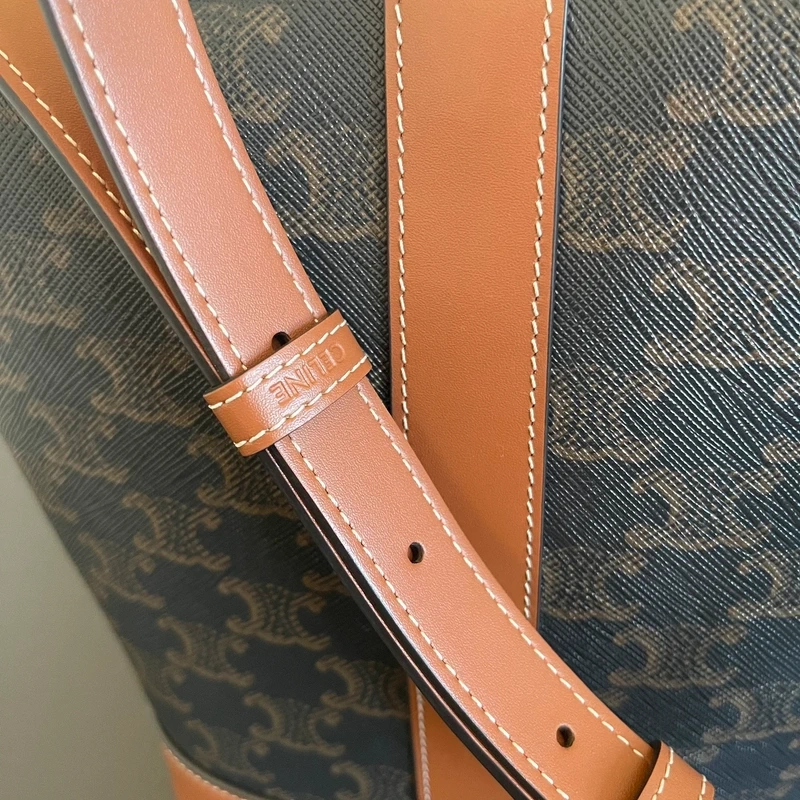 Céline sac seau PM en toile triomphe et cuir de veau. SAC DE LUXE AUTHENTIQUE. Certificat d'authenticité Entrupy