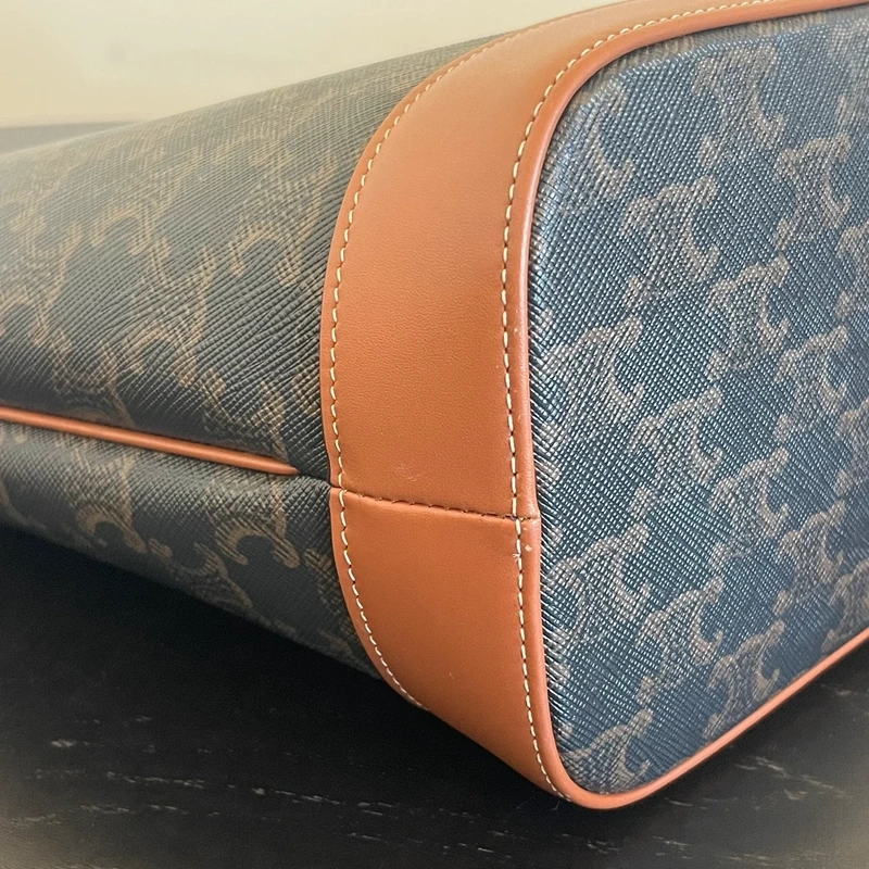 Céline sac seau PM en toile triomphe et cuir de veau. SAC DE LUXE AUTHENTIQUE. Certificat d'authenticité Entrupy