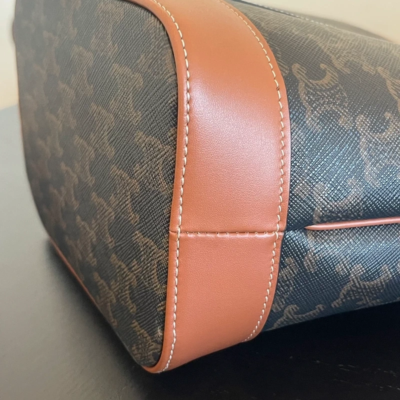 Céline sac seau PM en toile triomphe et cuir de veau. SAC DE LUXE AUTHENTIQUE. Certificat d'authenticité Entrupy