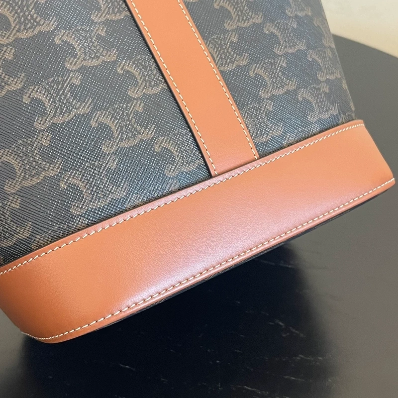 Céline sac seau PM en toile triomphe et cuir de veau. SAC DE LUXE AUTHENTIQUE. Certificat d'authenticité Entrupy