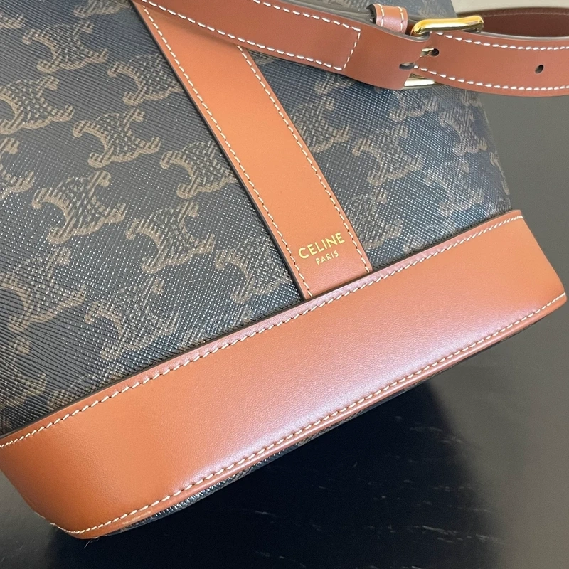 Céline sac seau PM en toile triomphe et cuir de veau. SAC DE LUXE AUTHENTIQUE. Certificat d'authenticité Entrupy