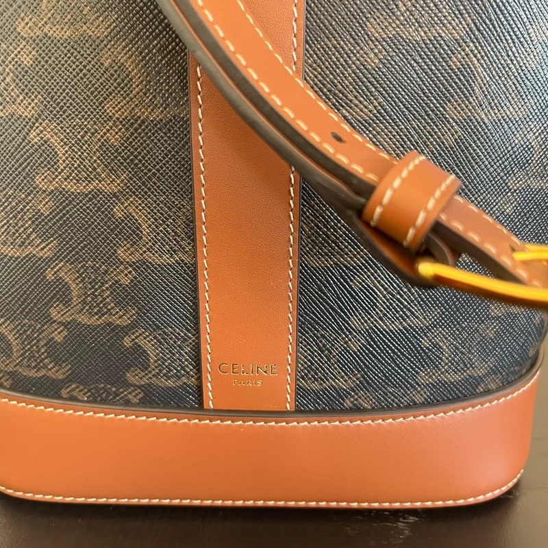 Céline sac seau PM en toile triomphe et cuir de veau. SAC DE LUXE AUTHENTIQUE. Certificat d'authenticité Entrupy