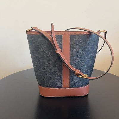 Céline sac seau PM en toile triomphe et cuir de veau. SAC DE LUXE AUTHENTIQUE. Certificat d'authenticité Entrupy