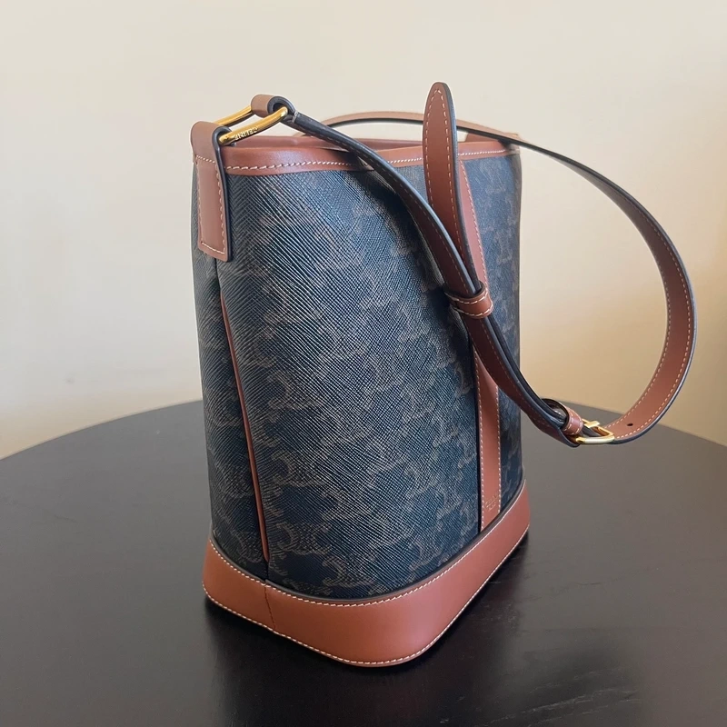 Céline sac seau PM en toile triomphe et cuir de veau. SAC DE LUXE AUTHENTIQUE. Certificat d'authenticité Entrupy