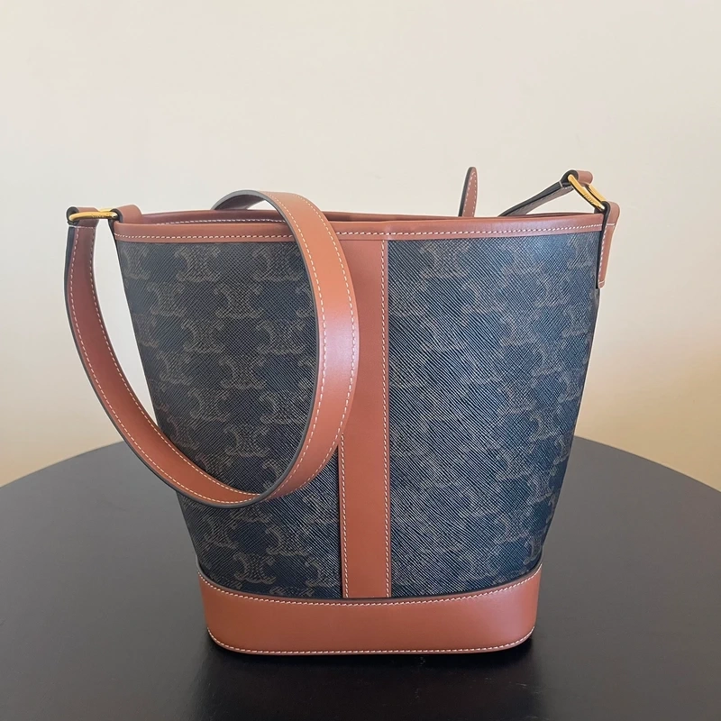 Céline sac seau PM en toile triomphe et cuir de veau. SAC DE LUXE AUTHENTIQUE. Certificat d'authenticité Entrupy