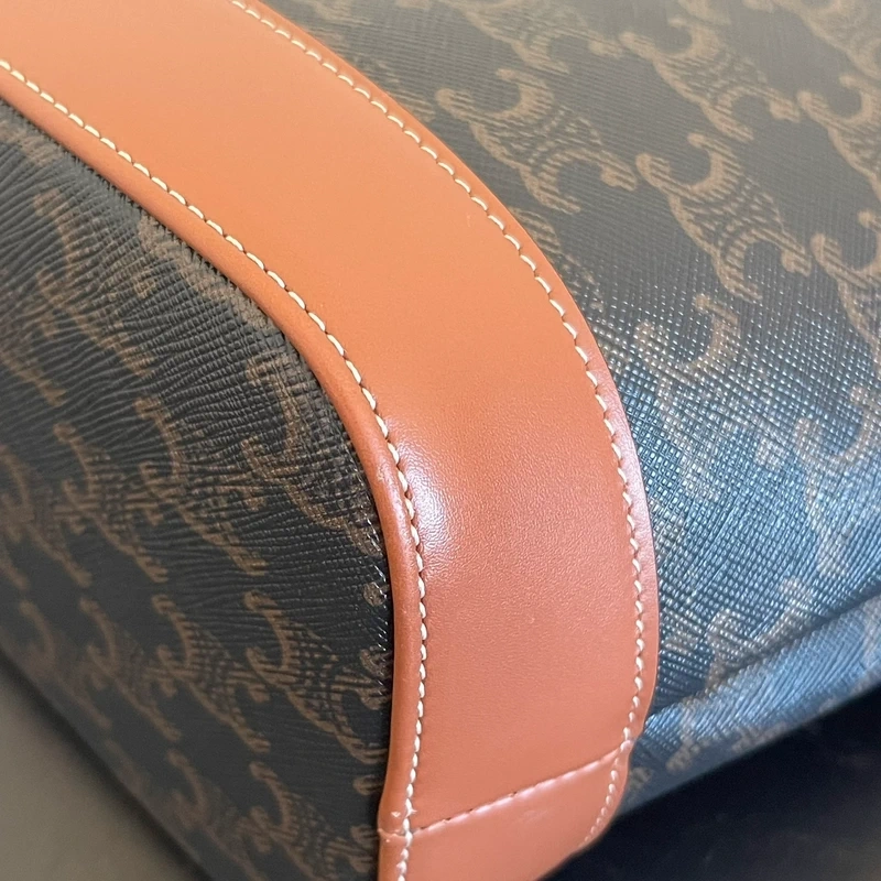 Céline sac seau PM en toile triomphe et cuir de veau. SAC DE LUXE AUTHENTIQUE. Certificat d'authenticité Entrupy