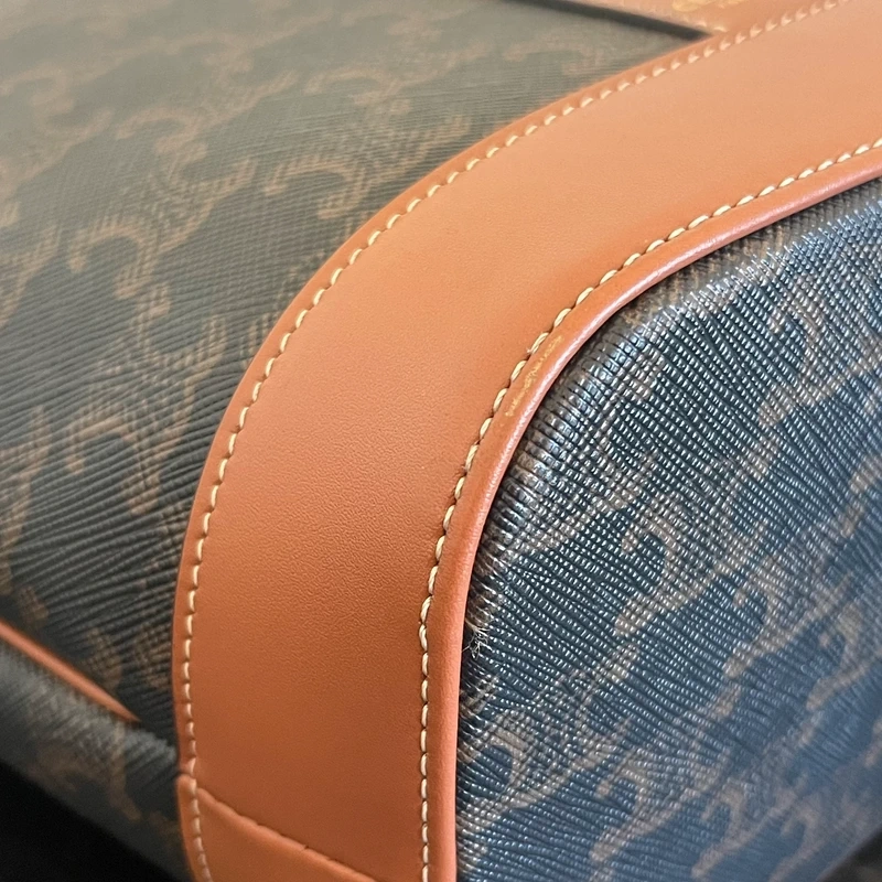 Céline sac seau PM en toile triomphe et cuir de veau. SAC DE LUXE AUTHENTIQUE. Certificat d'authenticité Entrupy
