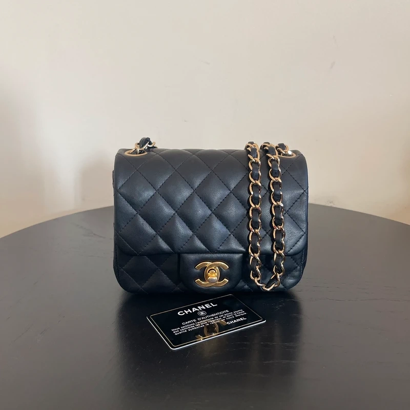 CHANEL mini timeless en cuir d'agneau noir bijouterie dorée. SAC DE LUXE DE SECONDE MAIN AUTHENTIQUE. CERTIFICAT ENTRUPY