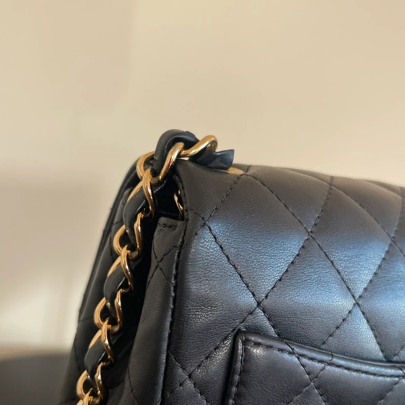 CHANEL mini timeless en cuir d'agneau noir bijouterie dorée. SAC DE LUXE DE SECONDE MAIN AUTHENTIQUE. CERTIFICAT ENTRUPY