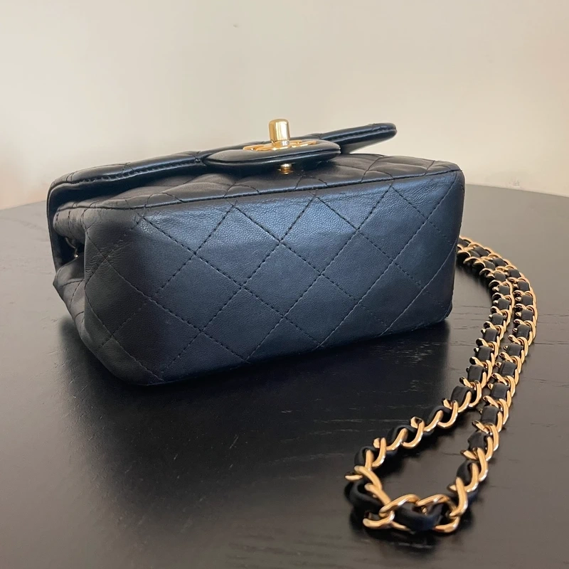 CHANEL mini timeless en cuir d'agneau noir bijouterie dorée. SAC DE LUXE DE SECONDE MAIN AUTHENTIQUE. CERTIFICAT ENTRUPY