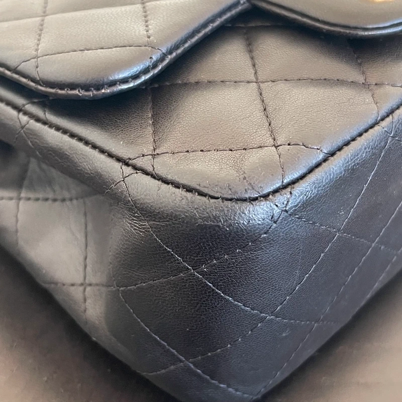 CHANEL mini timeless en cuir d'agneau noir bijouterie dorée. SAC DE LUXE DE SECONDE MAIN AUTHENTIQUE. CERTIFICAT ENTRUPY