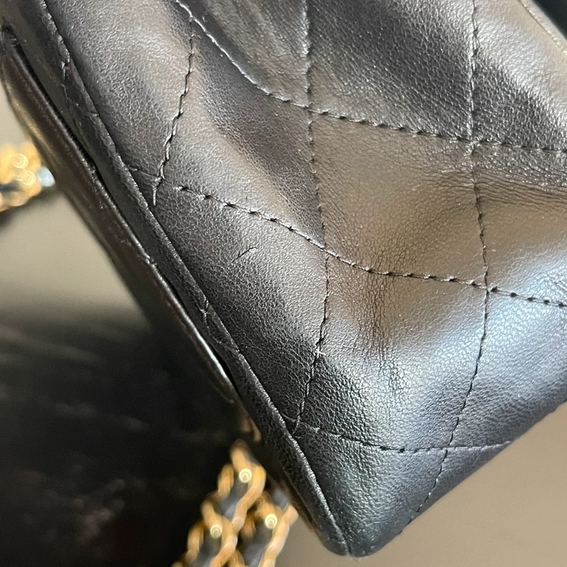 CHANEL mini timeless en cuir d'agneau noir bijouterie dorée. SAC DE LUXE DE SECONDE MAIN AUTHENTIQUE. CERTIFICAT ENTRUPY