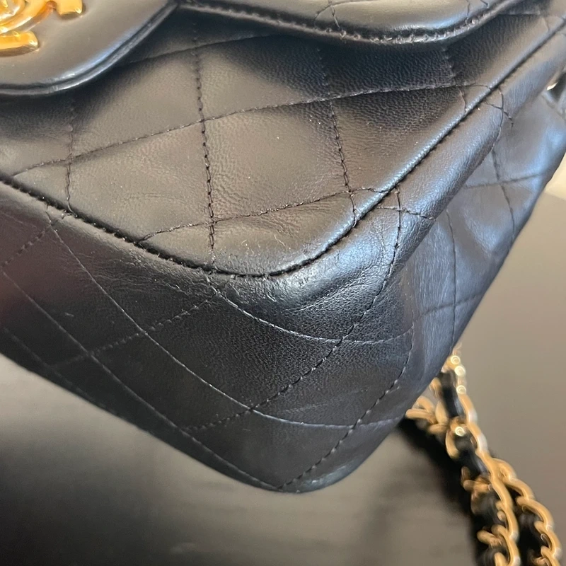 CHANEL mini timeless en cuir d'agneau noir bijouterie dorée. SAC DE LUXE DE SECONDE MAIN AUTHENTIQUE. CERTIFICAT ENTRUPY