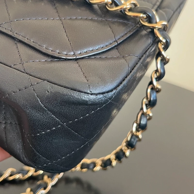 CHANEL mini timeless en cuir d'agneau noir bijouterie dorée. SAC DE LUXE DE SECONDE MAIN AUTHENTIQUE. CERTIFICAT ENTRUPY