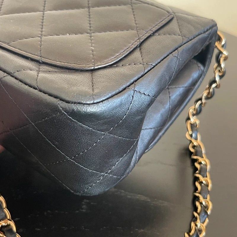 CHANEL mini timeless en cuir d'agneau noir bijouterie dorée. SAC DE LUXE DE SECONDE MAIN AUTHENTIQUE. CERTIFICAT ENTRUPY