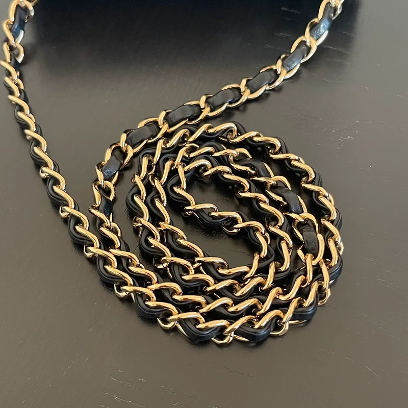 CHANEL mini timeless en cuir d'agneau noir bijouterie dorée. SAC DE LUXE DE SECONDE MAIN AUTHENTIQUE. CERTIFICAT ENTRUPY