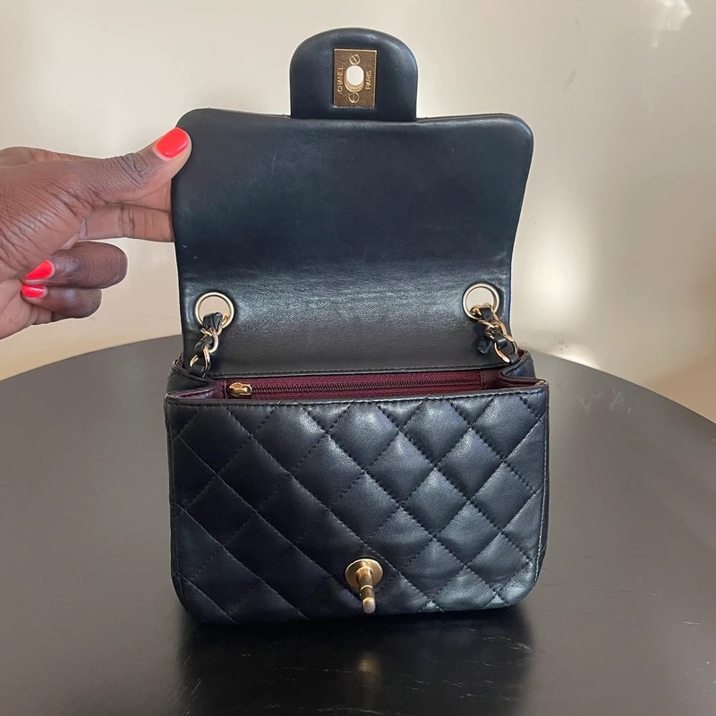 CHANEL mini timeless en cuir d'agneau noir bijouterie dorée. SAC DE LUXE DE SECONDE MAIN AUTHENTIQUE. CERTIFICAT ENTRUPY