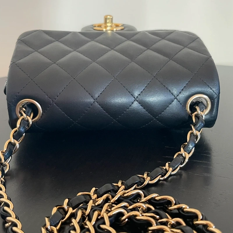 CHANEL mini timeless en cuir d'agneau noir bijouterie dorée. SAC DE LUXE DE SECONDE MAIN AUTHENTIQUE. CERTIFICAT ENTRUPY