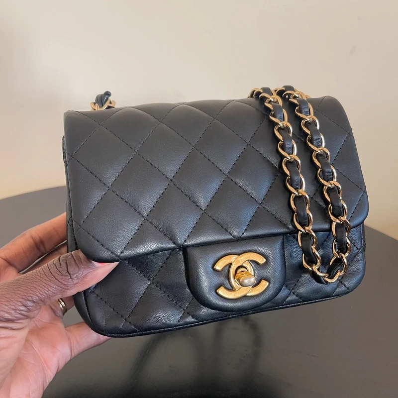 CHANEL mini timeless en cuir d'agneau noir bijouterie dorée. SAC DE LUXE DE SECONDE MAIN AUTHENTIQUE. CERTIFICAT ENTRUPY