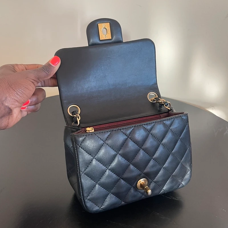 CHANEL mini timeless en cuir d'agneau noir bijouterie dorée. SAC DE LUXE DE SECONDE MAIN AUTHENTIQUE. CERTIFICAT ENTRUPY