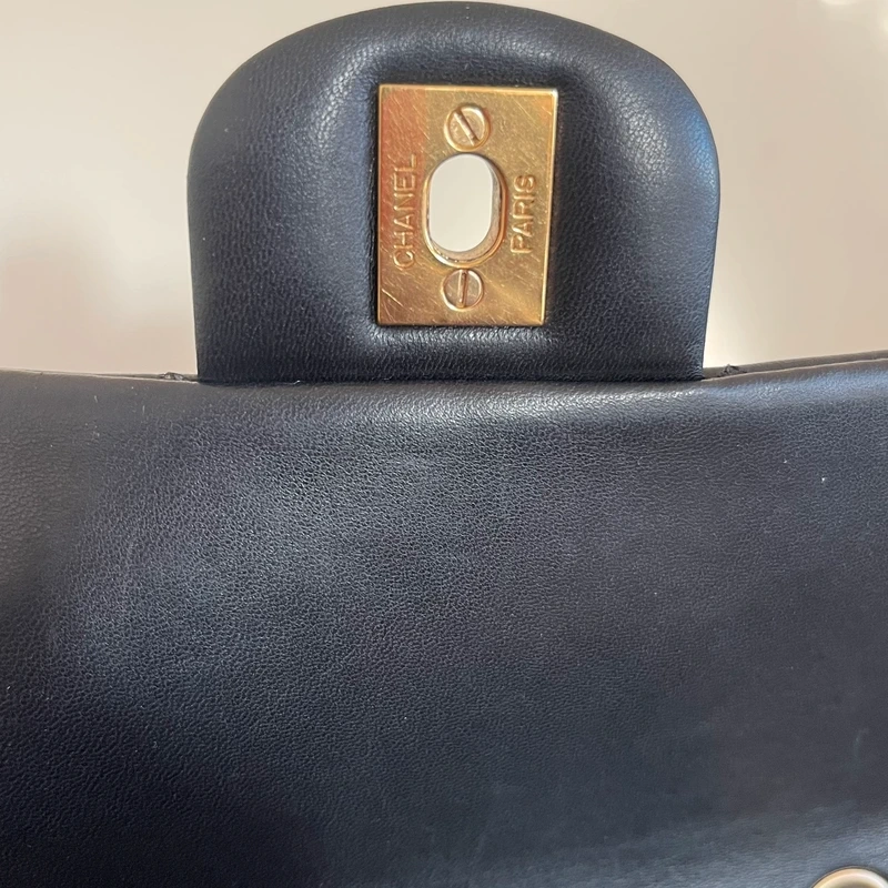 CHANEL mini timeless en cuir d'agneau noir bijouterie dorée. SAC DE LUXE DE SECONDE MAIN AUTHENTIQUE. CERTIFICAT ENTRUPY
