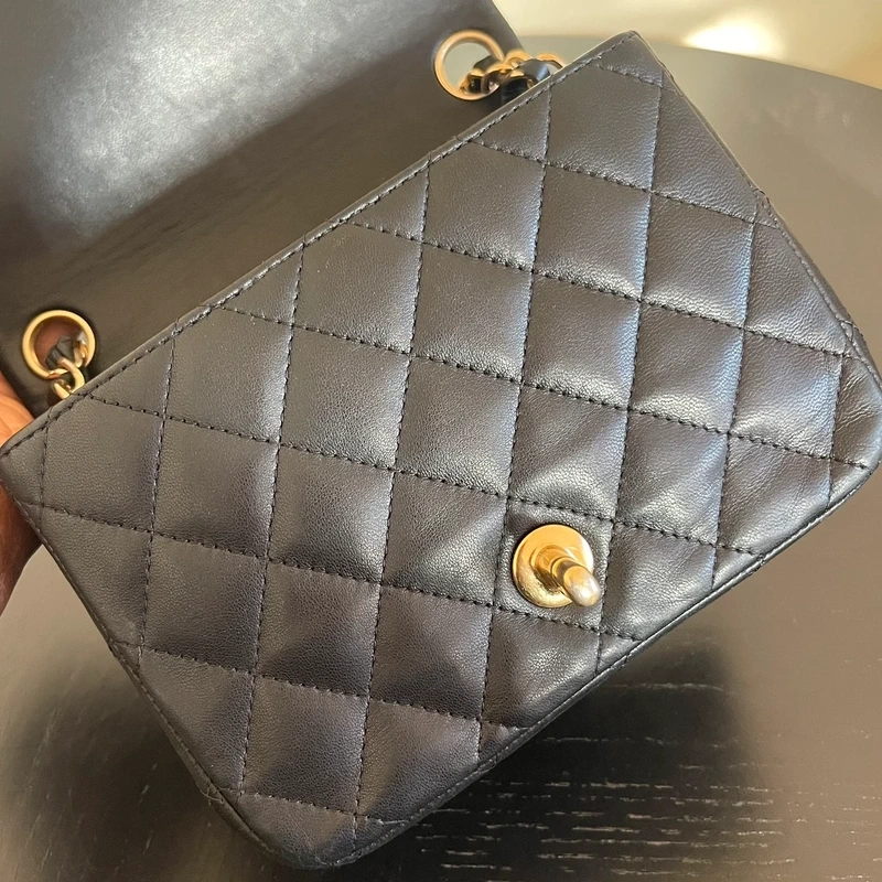 CHANEL mini timeless en cuir d'agneau noir bijouterie dorée. SAC DE LUXE DE SECONDE MAIN AUTHENTIQUE. CERTIFICAT ENTRUPY