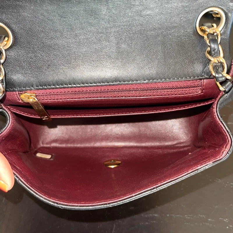 CHANEL mini timeless en cuir d'agneau noir bijouterie dorée. SAC DE LUXE DE SECONDE MAIN AUTHENTIQUE. CERTIFICAT ENTRUPY