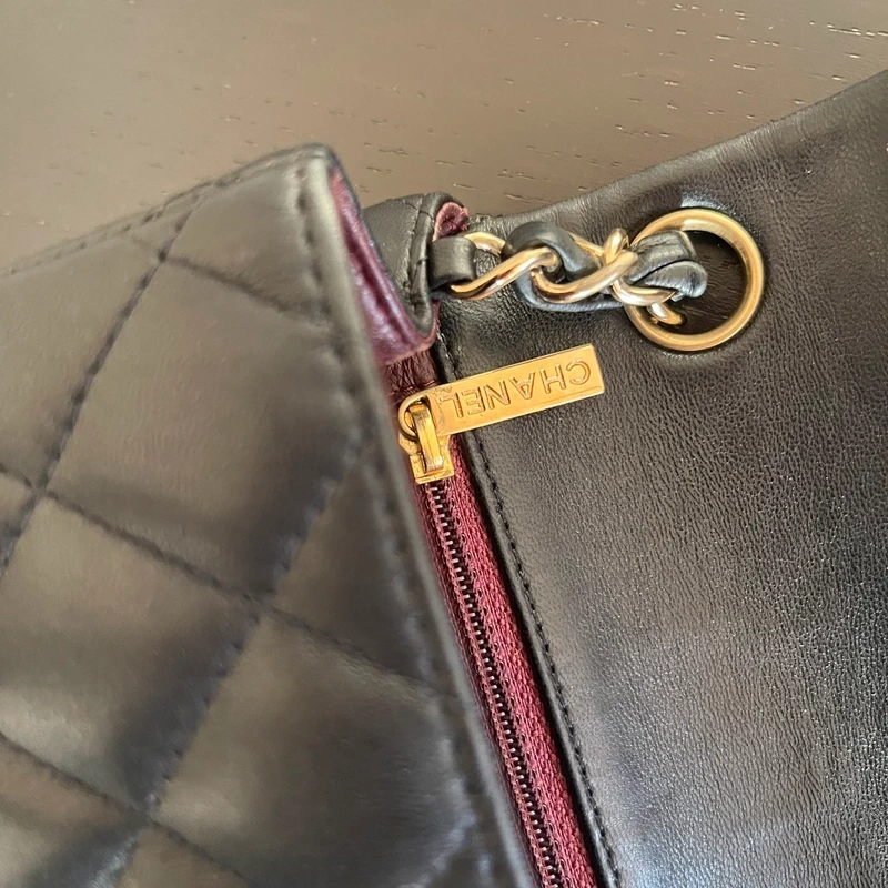 CHANEL mini timeless en cuir d'agneau noir bijouterie dorée. SAC DE LUXE DE SECONDE MAIN AUTHENTIQUE. CERTIFICAT ENTRUPY