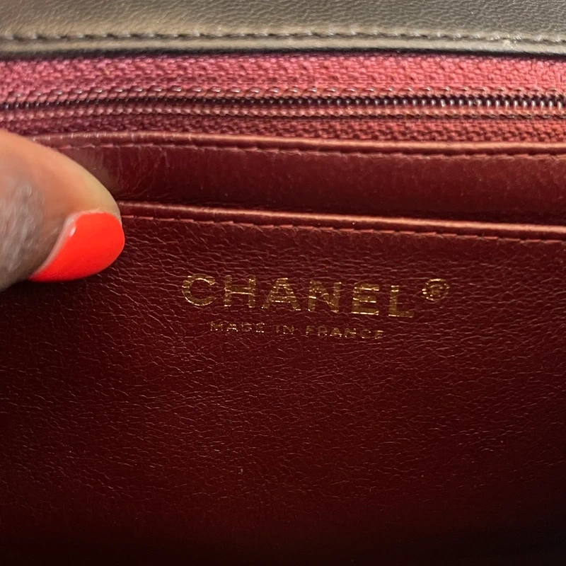 CHANEL mini timeless en cuir d'agneau noir bijouterie dorée. SAC DE LUXE DE SECONDE MAIN AUTHENTIQUE. CERTIFICAT ENTRUPY