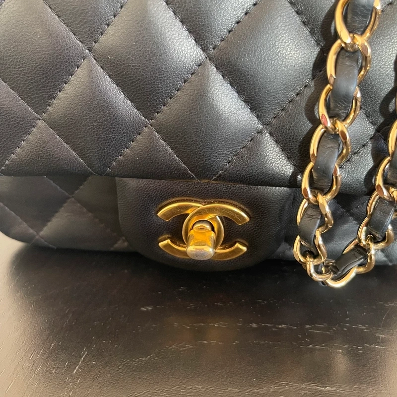 CHANEL mini timeless en cuir d'agneau noir bijouterie dorée. SAC DE LUXE DE SECONDE MAIN AUTHENTIQUE. CERTIFICAT ENTRUPY