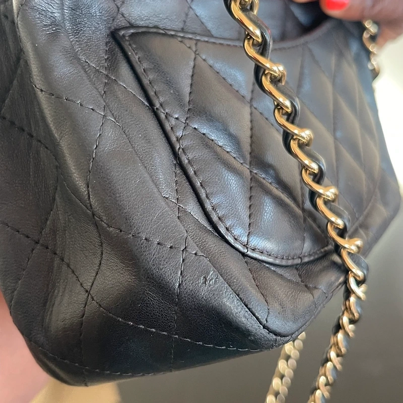 CHANEL mini timeless en cuir d'agneau noir bijouterie dorée. SAC DE LUXE DE SECONDE MAIN AUTHENTIQUE. CERTIFICAT ENTRUPY