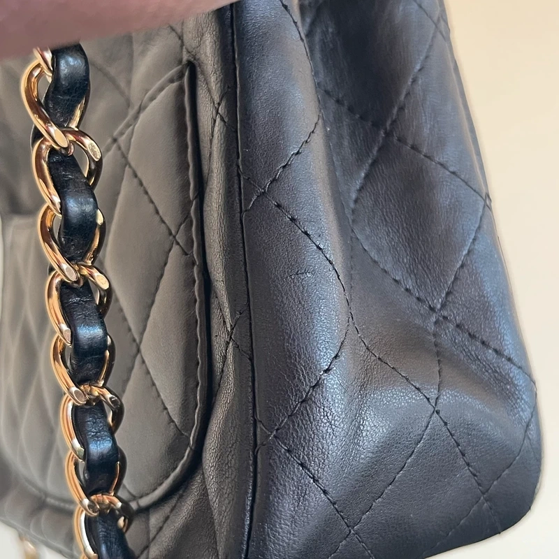 CHANEL mini timeless en cuir d'agneau noir bijouterie dorée. SAC DE LUXE DE SECONDE MAIN AUTHENTIQUE. CERTIFICAT ENTRUPY