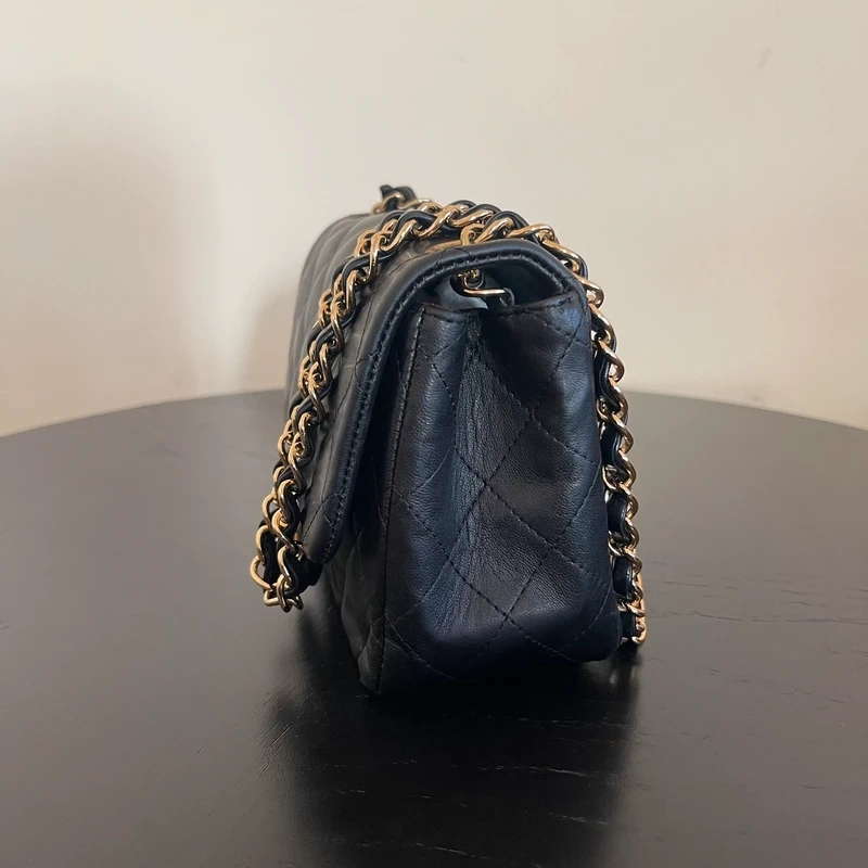 CHANEL mini timeless en cuir d'agneau noir bijouterie dorée. SAC DE LUXE DE SECONDE MAIN AUTHENTIQUE. CERTIFICAT ENTRUPY